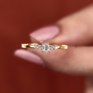 แหวนหมั้นเพชรทรงเอเมอรัลด์คัท ผลิตในห้องปฏิบัติการ ทอง 14K ดีไซน์เรียบหรู แหวนแต่งงานแบบเรียบง่าย วงแหวนบางเฉียบ แหวนสัญญา หรูหรา รับรองคุณภาพ - Product Image 3