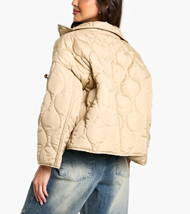 Chaqueta Acolchada Beige para Mujer con Logotipo Personalizado, Cuello Alto, Cierre de Cremallera, Chaqueta Abrigada de Invierno con Logotipo Frontal - Product Image 3