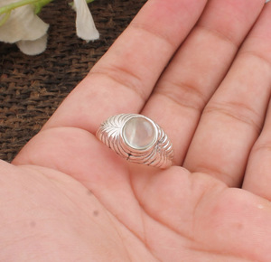 Bague en argent sterling 925 avec pierre de lune blanche naturelle sertie clos, bijou fait main pour femme, pierre de naissance de juin, idéale pour les fêtes - Product Image 1