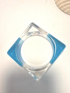Bracelet en résine carré haut de gamme, léger et confortable à porter, artistique et élégant, couleur personnalisée, artisanat fait main par HWC - Product Image 6
