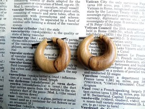 Boucles d'oreilles créoles en bois faites à la main, style tribal, épaisses, avec fermoir à broche en bois naturel, bijoux ethniques bohèmes pour l'oreille - Product Image 5
