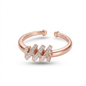 แหวนทองคำโรสโกลด์ 18K ลายเกลียว ประดับเพชรทรงกลม 0.17 กะรัต เพชรเลี้ยงในห้องปฏิบัติการ น้ำหนัก 3.12 กรัม แหวนดีไซน์ทันสมัยแบบเปิดวง แหวนสไตล์มินิมอล - Product Image 2