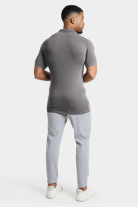 Polo homme slim fit gris en polyester, manches courtes, couleur unie, tissu tricoté respirant - Product Image 3