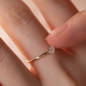 Bague de promesse en diamant de laboratoire certifié IGI, taille cœur, 0,25 ct, or jaune massif finition poli miroir, style minimaliste. - Product Image 1