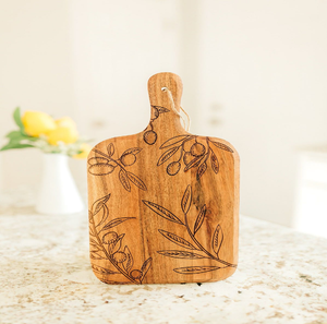 Tabla de cortar de madera rústica con borde natural y nudos, disponible a precios de mayorista para decoración de cocina artesanal. - Product Image 6