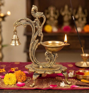 Lámpara Diya de Metal con Forma de Pavo Real y Campana Colgante, Lámpara Tradicional India para Pooja, Acabado Dorado Ornamentado, Lámpara Decorativa para Templo y Oración - Product Image 4