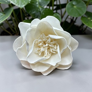 ดอกไม้ไม้โซล่า VADEE SOLA WOOD FLOWER ทำมือ งานฝีมือแบบยั่งยืน ดอกไม้ไม้โซล่าสีงาช้างสไตล์วินเทจ ขนาด 8.5 ซม. ก้านทำจากเส้นใยพืชเซสบานีอา - Product Image 1