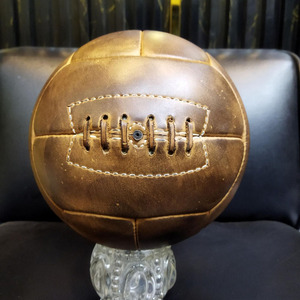 Balón de Fútbol Retro de Cuero Genuino Premium, Balón de Fútbol Vintage Hecho a Mano, Regalo Deportivo Clásico en Venta a un Precio Razonable - Product Image 1