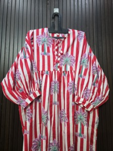 เดรสยาวลายทางสีแดงขาวพิมพ์ลายดอกไม้ผ้าฝ้ายคอกลมแขนยาวเอวเอ็มไพร์ - Product Image 3