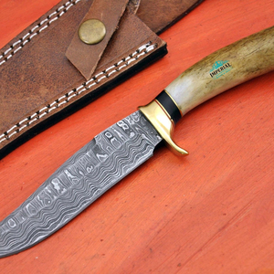 Cuchillo de Camping de Acero de Damasco Forjado a Mano con Borde Parcialmente Dentado, Cuchillo Desollador Ligero y Duradero con Mango de Cuerno de Ciervo - Product Image 1