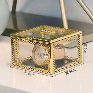 Caja de joyería de vidrio con marco de metal de forma cuadrada para almacenamiento y exhibición. - Product Image 3