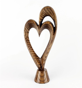 Ornement en bois en forme de cœur, sculpté dans du bois foncé, avec un motif de cœur entrelacé et une note musicale, pour la décoration esthétique de la maison ou du studio. - Product Image 6