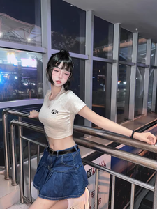 เสื้อยืดผู้หญิงทรงสลิมฟิตสำหรับฤดูร้อน ดีไซน์โชว์เอวสูง แขนสั้น ความยาวระดับไหล่ - Product Image 4