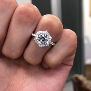 Bague de fiançailles et de mariage classique de luxe en or 14 carats avec diamant rond de 2 carats cultivé en laboratoire, certifié IGI, sertissage invisible, pour les fêtes - Product Image 2