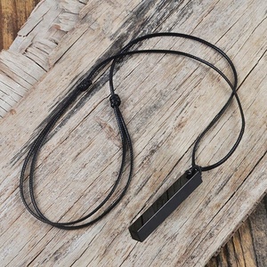 Collier avec pendentif rectangulaire noir en pierre polie pour hommes et femmes - Product Image 3