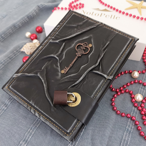 Diario de Cuero con Llave Antigua y Grabado, Cuaderno Forrado Hecho a Mano de 9 x 6.7 Pulgadas, Diario Vintage con Cierre, Libro de Cuero - Product Image 6