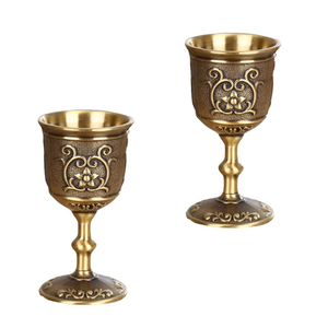 Calice d'église créatif en métal avec finition plaquée or brillant, motif floral en relief et patène ronde – Accessoires pour la liturgie - Product Image 6