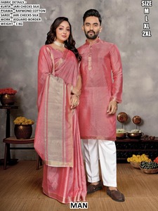 Ensemble traditionnel pour couple Mint Harmony - Vêtements en soie à carreaux Jari pour mariage et fête de Diwali - Product Image 3
