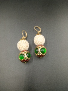 ต่างหูห้อยประดับมุกธรรมชาติทรงกลม รุ่น MA-743 จาก Amaira Jewels ชุบทองบนทองเหลืองสไตล์วินเทจ เหมาะสำหรับงานปาร์ตี้และโอกาสต่างๆ สำหรับผู้หญิง - Product Image 1