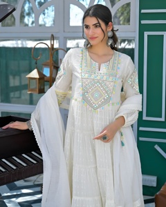 Haut en coton Flex Butti avec de magnifiques broderies et un pantalon en coton Flex assorti, accompagné d'un dupatta Kota. - Product Image 4