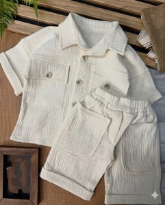 Conjunto coordinado de algodón muselina orgánico premium para niños, camisa y pantalones cortos de doble gasa en verde salvia. - Product Image 6