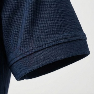 เสื้อโปโลแขนสั้นสีกรมท่าสำหรับผู้ชาย ผ้าฝ้าย สีพื้น สวมใส่สบาย ไม่ยับ ทรงปกติ ดีไซน์โลโก้ด้านหน้า - Product Image 6