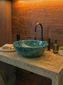 Lavabo en marbre vert émeraude de luxe cannelé avec cadre en laiton et drain inclus pour salle de bain moderne, hôtel et usage en entrepôt - Product Image 2