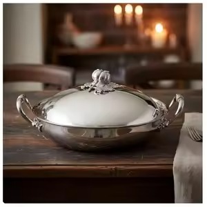 Casserole peu profonde de luxe en cuivre, finition martelée, avec bouton de couvercle en feuille d'artichaut argentée et poignées argentées - Product Image 3