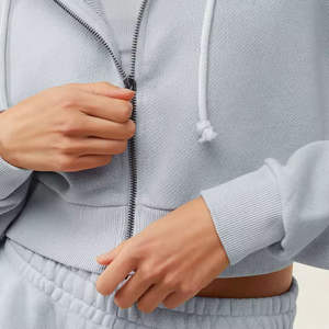 Sudadera Corta con Cremallera para Mujer, Diseño Personalizado, Logotipo Impreso en la Parte Delantera, 100% Algodón Ecológico, Estilo Urbano - Product Image 3