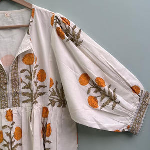 Robe mini formelle en coton écologique faite à la main avec imprimé floral à la main, col en V, manches 3/4, ourlet à volants en dentelle, lavable, naturelle - Product Image 3