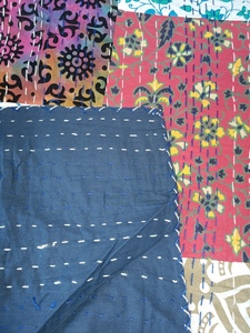 Cubrecama Floral Bohemio con Aves, Moderno, para Todas las Estaciones, Relleno de Algodón, Patchwork Hecho a Mano en Rajastán, Blanco y Azul, para el Hogar - Product Image 3