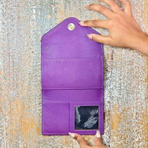 Portefeuille court pour femme en cuir véritable fait main avec gaufrage de lettres, fermeture à rabat, bleu, pour usage quotidien, pochette mode en polyester antivol - Product Image 4