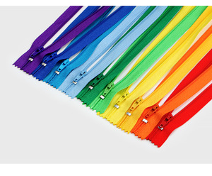 سحّابات منزلقة ذاتية القفل من النايلون صديقة للبيئة، موديل <span class=keywords><strong>OEM</strong></span> للبيع بالجملة، مدة تسليم عينة 7 أيام للملابس والمنسوجات المنزلية - Product Image 6