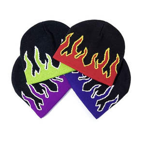 Gorro de Punto Personalizado Unisex con Diseño de Llama, Color Negro/Rojo, en Algodón, con Logotipo Jacquard - Product Image 3