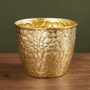 Pot de fleurs en métal finition or, décoré de motifs floraux en relief, pour la décoration intérieure et extérieure, support pour plantes, pot décoratif de jardin - Product Image 2