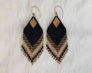 Boucles d'oreilles décoratives en perles de verre pour occasions spéciales, rehaussant l'ensemble de l'image grâce à la brillance élégante des perles. - Product Image 3