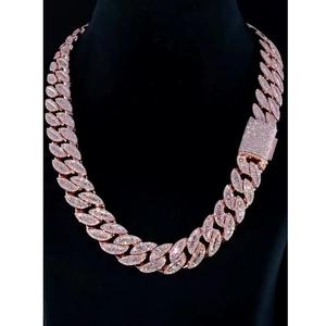 Collar de cadena cubana chapado en oro de excelente calidad con diamantes y acabado brillante, disponible a precio de mayorista. - Product Image 1