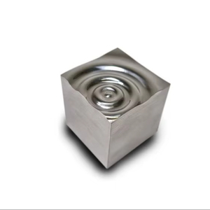 Prensapapeles cuadrado de metal para sujetar papel de oficina y como elegante accesorio decorativo de escritorio - Product Image 1