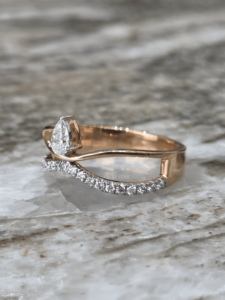 Bague Toi et Moi Classique en Diamant de Laboratoire Forme Poire Certifié IGI 0,32 Carat Or Jaune Bande Pavé en V Bijoux de Luxe - Product Image 3