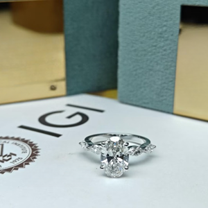 Anillo de Diamante Cultivado en Laboratorio de Corte Ovalado de 3.60 Quilates, Oro Blanco de 14k con Baño de Rodio, Clásico para Compromiso y Boda, Gran Venta - Product Image 1