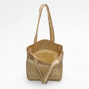 Capture el espíritu de la vida urbana moderna con este elegante bolso de hilo natural con una combinación de colores neutros y una correa resistente. - Product Image 2