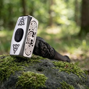 Marteau Viking gravé avec motif Yggdrasil, face carrée, acier au carbone, manche en bois, 12 pouces, texture antidérapante - Product Image 4