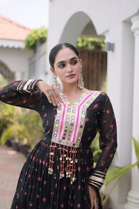 Kurti de georgette sintético con estampado Bandhej, bordado Gamthi y adornos de espejo, perfecto para las noches de Garba. - Product Image 2