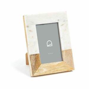 Cadre photo classique en bois avec bordure élégante et style antique, parfait pour ajouter une touche d'élégance à la décoration de votre maison ou de votre bureau. - Product Image 1