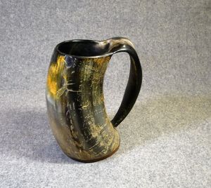 Mug en corne de buffle médiéval fait main, durable, forme naturelle, style original, cadeau d'affaires, emballage et logo personnalisés - Product Image 2