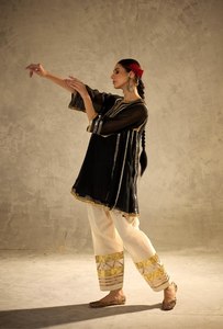 Ensemble Kurta en rayonne pour femme avec broderie dorée et pantalon palazzo crème – Tenue ethnique indienne traditionnelle, coupe ample, longueur cheville - Product Image 6
