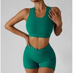 Nouvel ensemble de sport pour femme en polyester recyclé, composé d'un haut à col rond et d'un short taille haute en V, idéal pour le yoga en extérieur. - Product Image 6
