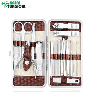 Set de Manicura y Pedicura de Acero Inoxidable con Cortaúñas a Cuadros, Lima de Uñas, Tijeras y Recolector de Residuos en Estuche Metálico - Product Image 3