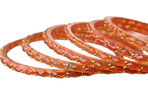 Bracelets en verre goutte de pluie de qualité supérieure avec finition lisse et brillante, bijoux élégants pour mariages et tenues traditionnelles, en vente - Product Image 2