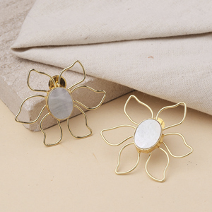 Boucles d'oreilles clous en laiton plaqué or de qualité supérieure avec fleurs en nacre pour femmes |   Bijoux de luxe vintage faits à la main - Product Image 1